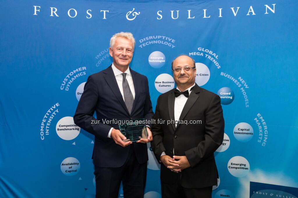 Peter Hallberg (Leiter BT Europe North), Aroop Zutshi (Global President and Managing Partner bei Frost & Sullivan) : Siemens ist erneut „European Building Technologies Company of the Year“ : Fotocredit: © Siemens AG, © Aussender (01.07.2016) 