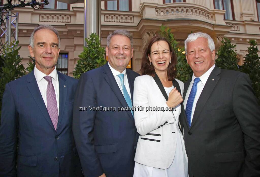 Rene Angermair (RLB OÖ), Andrä Rupprechter (Landwirtschaftsminister), Sophie Karmasin (Familienministerin), Jakob Auer (RLB OÖ), © RLB OÖ (01.07.2016) 