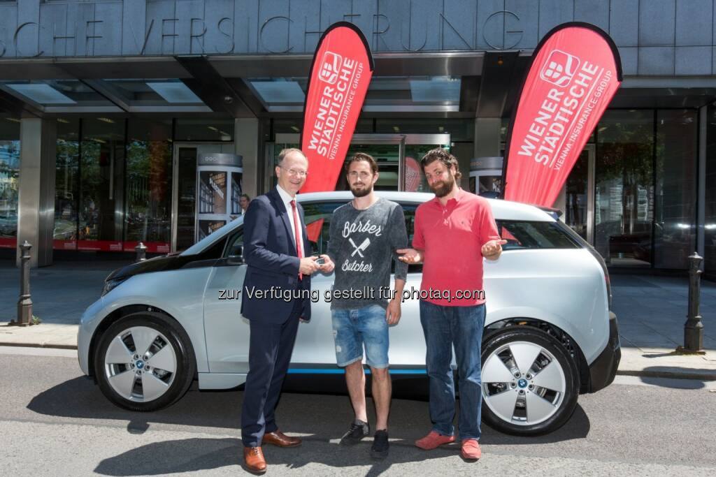 Hermann Fried (Wiener Städtische-Vertriebsvorstand), Daniel Schuster (Gewinner), Paul Pech (Werbetestimonial) : Wiener gewinnt Wiener Städtische-Hauptpreis des „pechgewinnt.at“-Gewinnspiels : Fotocredit: Daniel Hinterramskogler/Wiener Städtische, © Aussendung (04.07.2016) 