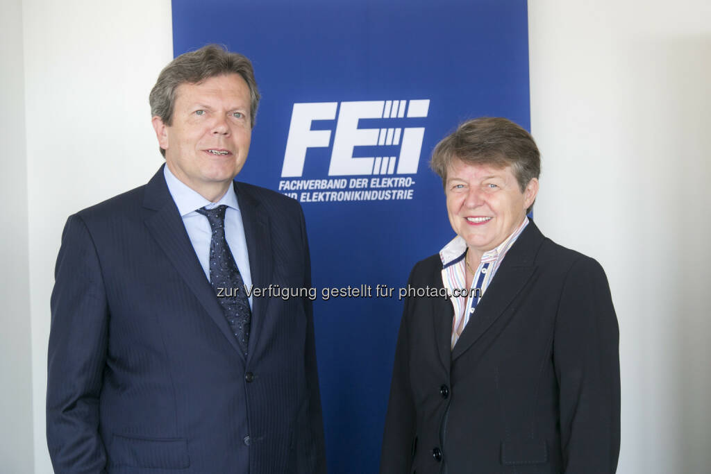 Lothar Roitner (GF Fachverbands der Elektro- und Elektronikindustrie/FEEI), Brigitte Ederer (Präsidentin des FEEI) : Elektro- und Elektronikindustrie 2015: Produktion um 4,7 Prozent auf Rekordhoch gewachsen : Fotocredit: FEEI/APA-Fotoservice/Reither, © Aussender (05.07.2016) 