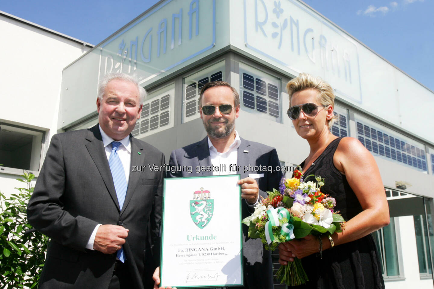 Hermann Schützenhöfer (LH Stmk.), Andreas Wilfinger und Ulla Wannemacher (Ringana Gründerduo) : Ringana wurde mit dem Steirischen Landeswappen ausgezeichnet : Fotocredit: APA Fotoservice/Hautzinger