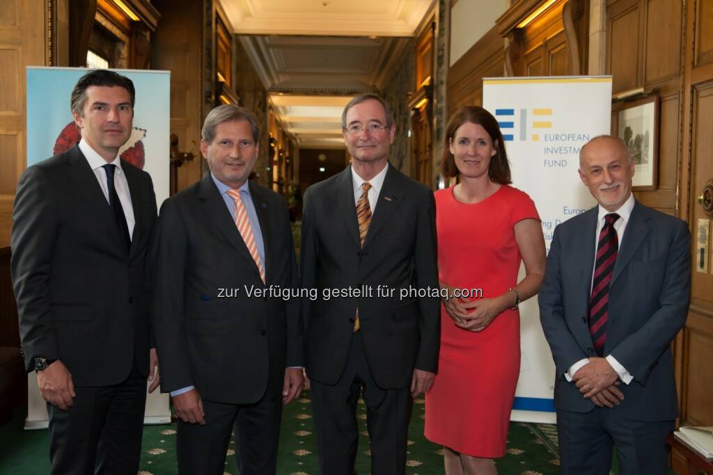 Robert Zadrazil ( CEO der UniCredit Bank Austria), Johannes Hahn (EU Kommissar für europäische Nachbarschaftspolitik und Erweiterungsverhandlungen), Christoph Leitl (Präsident der Wirtschaftskammer Österreich), Henrietta Egerth (GF der Österreichischen Forschungsförderungsgesellschaft FFG), Pier Luigi Gilibert (CEO des Europäischen Investitionsfonds) : Investitionsoffensive für Europa: EIF und Bank Austria unterzeichnen ersten EFSI Deal mit 200 Millionen Euro für österreichische KMU : Fotocredit: UniCredit Bank Austria, © Aussender (07.07.2016) 