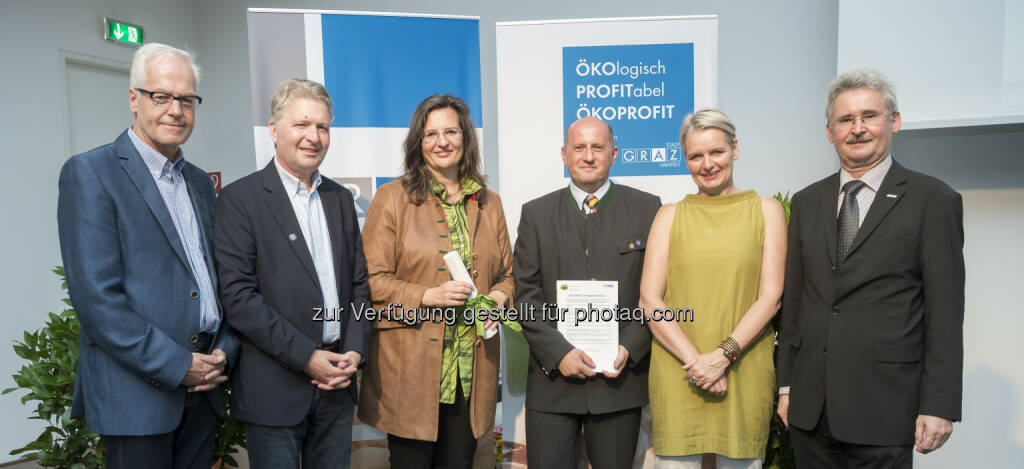 Gerhard Rüsch (Finanzstadtrat), Gerald Zanker (Braumeister der Brauerei Puntigam), Gabriela Maria Straka (Leitung PR / Kommunikation und CSR bei der Brau Union Österreich), Herbert Weiß (Leitung Flaschenabfüllung Puntigam), Lisa Rücker (Umweltstadträtin), Werner Prutsch (Leiter des Umweltamtes/Gastgeber) : Brau Union Österreich setzt auf Nachhaltigkeit: Brauerei Puntigam für Umweltmaßnahmen ausgezeichnet : Fotocredit: Stadt Graz, Foto Fischer, © Aussendung (08.07.2016) 