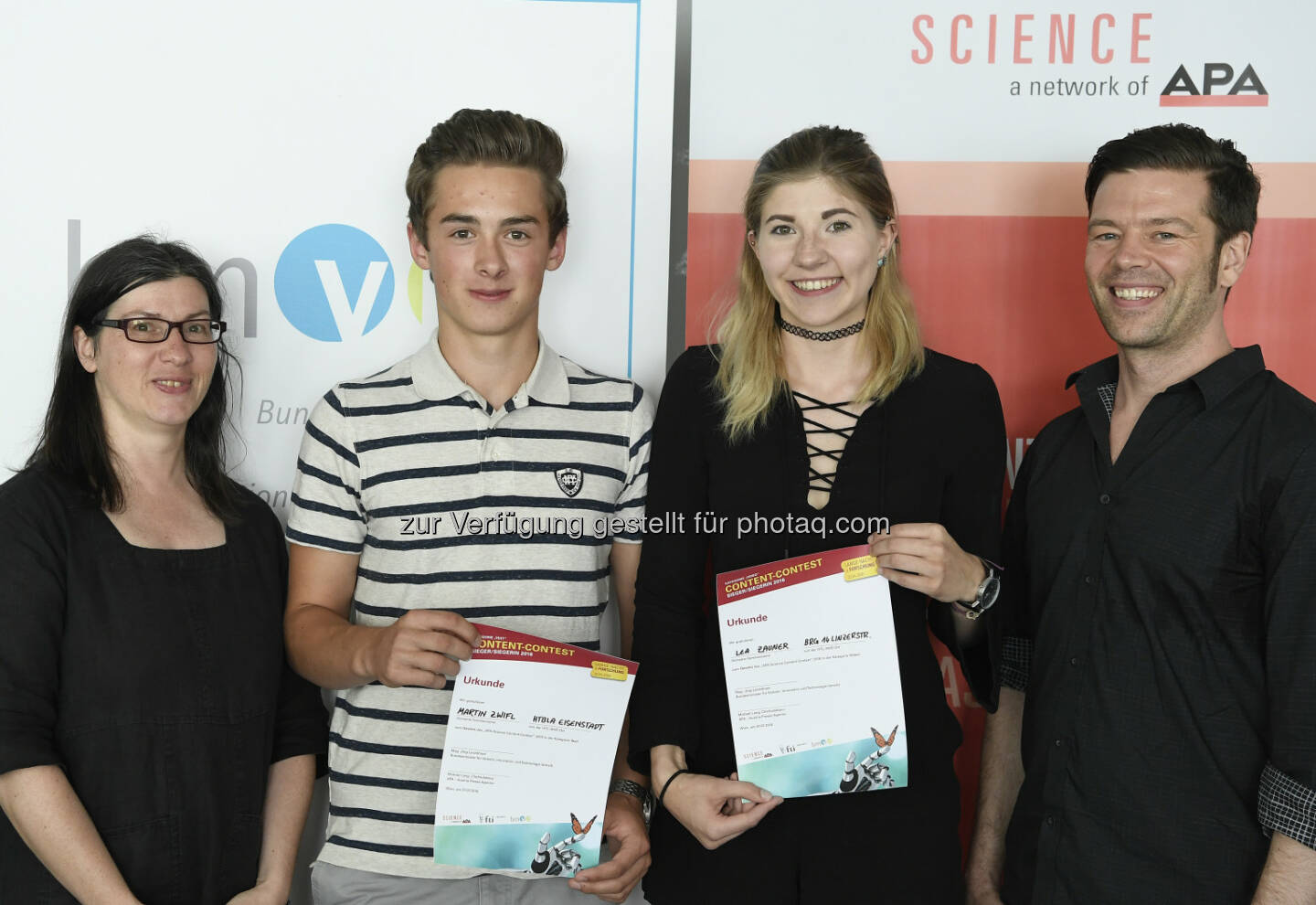 Christa Bernert (bmvit), Martin Zwifl (Sieger Kategorie Text), Lea Zauner (Siegerin Kategorie Video), Mario Wasserfaller (APA) : Auszeichnungen für beste Beiträge über Lange Nacht der Forschung : Fotocredit: APA/Jäger