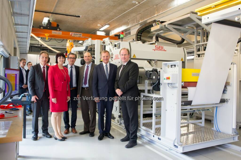 Karl Stöger (SML), Bettina Schrenk und Franz Reitbauer (Greiner Packaging), Alexander Egyed (JKU Vizerektor für Forschung), Thomas Stelzer (LH-Stv.), Jürgen Miethlinger (JKU Institut für Polymer Extrusion and Compounding) : Weltweit einzigartige Coextrusionsanlage an JKU in Betrieb genommen : Fotocredit: JKU/Florian Atzmüller, © Aussendung (08.07.2016) 