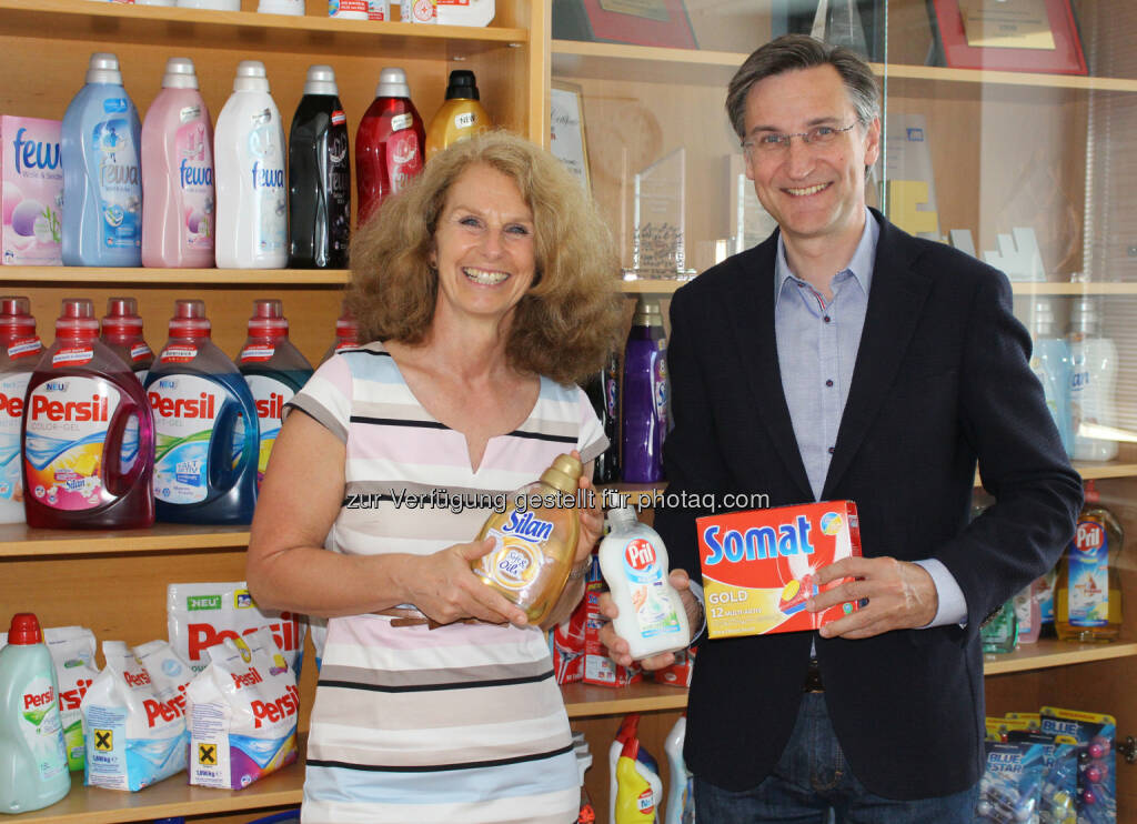 Irene Hahnenkamp (Geschäftsführerin Auftakt), Georg Grassl (General Manager Laundry & Home Care Österreich bei Henkel CEE) : Nachbarschaftshilfe seit 2010 : Henkel unterstützt Auftakt : Fotocredit: Henkel, © Aussender (11.07.2016) 