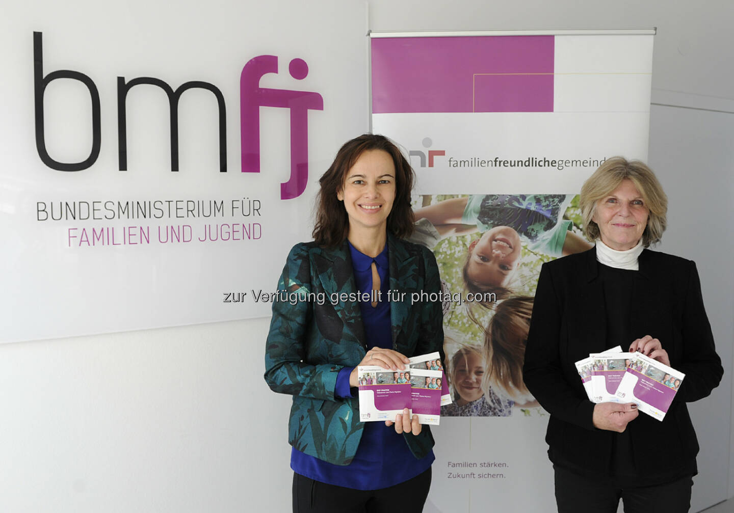 Sophie Karmasin (Familienministerin), Gudrun Berger (Vorsitzende Unicef Österreich) : Einhundert österreichische Gemeinden im Unicef Zusatzzertifikat „Kinderfreundliche Gemeinde“ : Fotocredit: bmfj/Aigner