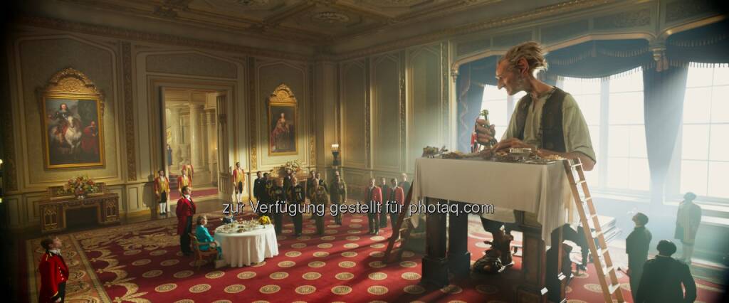 Frühstück bei der Queen : Penelope Wilton (Queen), Ruby Barnhill (Sophie), Mark Rylance (BFG) : „BFG - Big Friendly Giant“ erhält Prädikat besonders wertvoll : Fotocredit: Constantin Film, © Aussendung (11.07.2016)