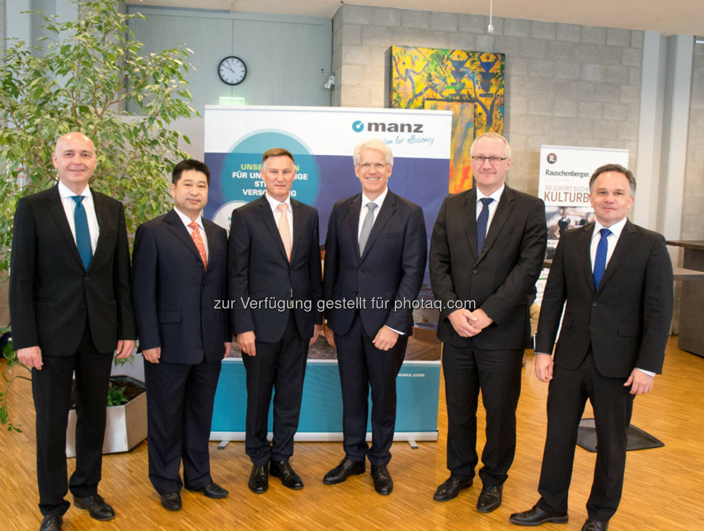 Martin Hipp (CFO), Guoxing Yang (Member of Supervisory Board), Heiko Aurenz (Chairman of Supervisory Board), Dieter Manz (CEO), Michael Powalla (Member of Supervisory Board), Martin Drasch (COO) : Manz AG: Representative of anchor shareholder Shanghai Electric appointed to the Supervisory Board : Fotocredit: Manz AG