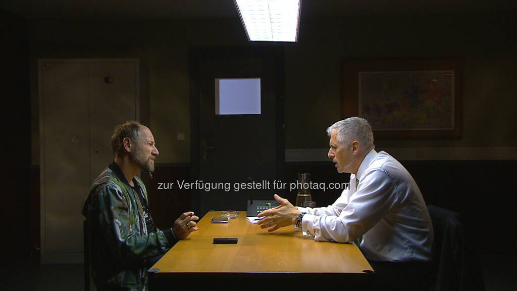 Roland Düringer, Dirk Müller (Börsenmakler) : Dirk Müller, bekanntester Börsenmakler Deutschlands, nimmt Platz in Roland Düringers Verhörzimmer auf Puls4 - Gültige Stimme am 18.7.2016 : Fotocredit: ©Puls4, © Aussendung (14.07.2016)