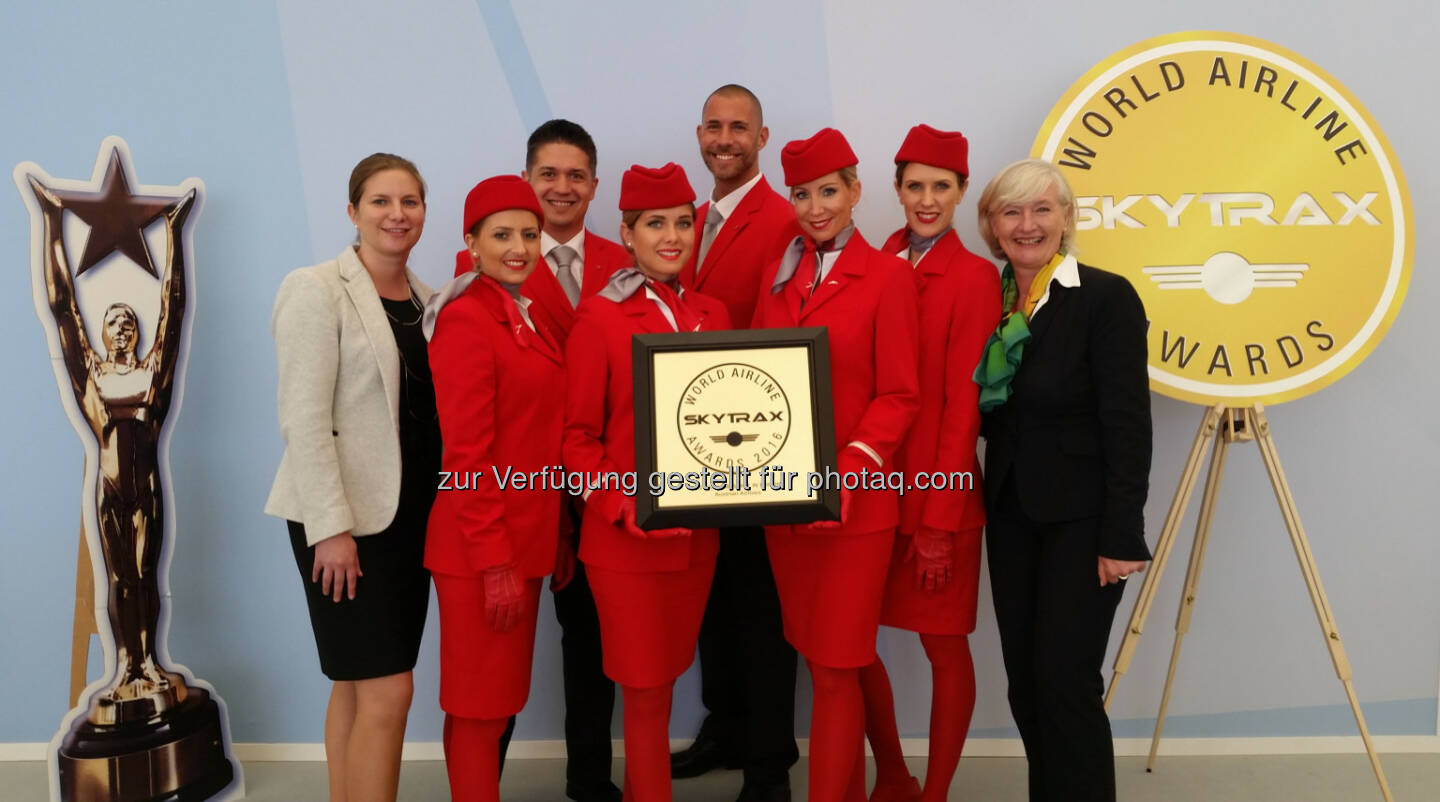 Susanne Königsbauer (Director Station Management International), Vera Renner (Vice President Cabin Operation) gemeinsam mit Austrian Mitarbeitern : World Airline Awards 2016: Austrian Airlines ist Europameister : Erster Platz in der Kategorie Personal-Service : Copyright: Austrian Airlines