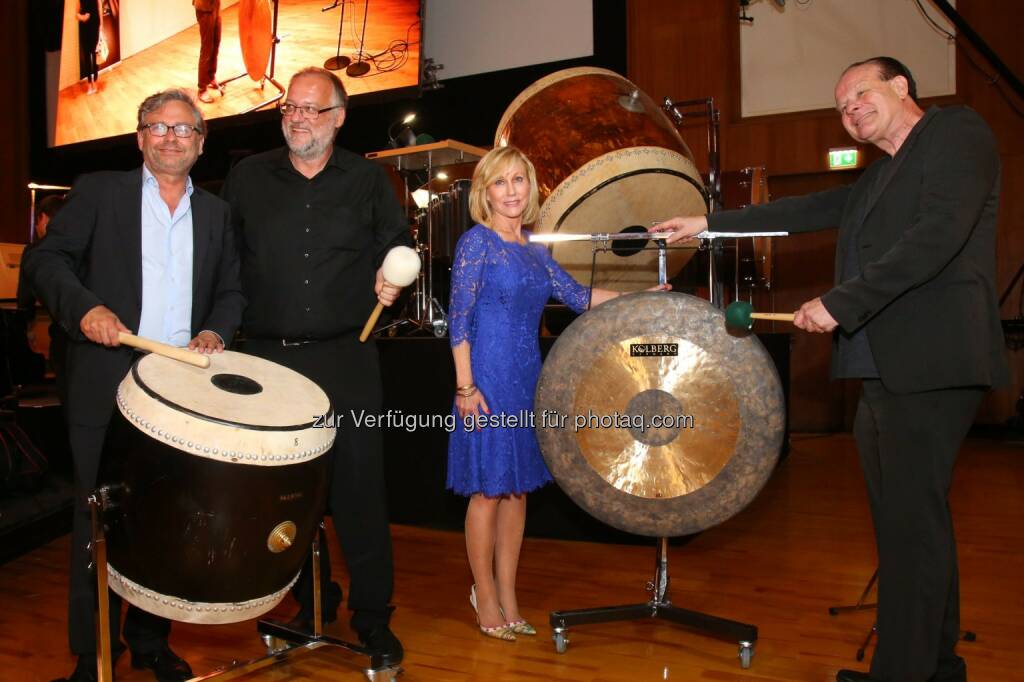 Alexander Wrabetz (ORF Generaldirektor), Herbert Tucmandl (CEO Synchron Stage Vienna), Nan Schwartz (Hollywood Komponistin), Conrad Pope (Hollywood Komponist) : Synchron Stage Vienna – Eröffnung mit „Paukenschlag“ der renovierten „Synchronhalle“ am Wiener Rosenhügel : Fotocredit: Vienna Symphonic Library/APA-Fotoservice/Schedl, © Aussender (15.07.2016) 