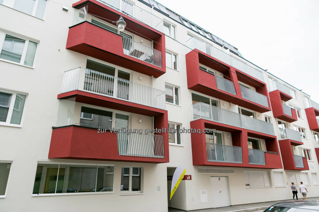 Haus Leopold-Ferstl-Gasse 3, Straßenansicht :  Fertigstellungsfeier eines Wohnhauses in 1210 Wien, Leopold-Ferstl-Gasse 3 - Projekt der Raiffeisen Vorsorge Wohnung GmbH (RVW) : Fotocredit: Stoiber/RVW, © Aussendung (15.07.2016) 