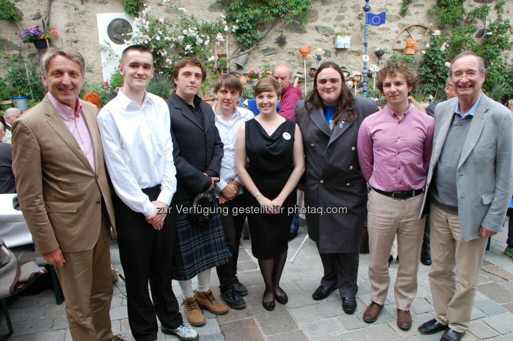Josef Herk (Präsident der WK Steiermark), Jugendliche aus England, Schottland und Wales,  Christoph Leitl (WKÖ-Präsident) : Europa Forum in Neumarkt diskutiert Zukunftsszenarien – Jugendliche aus UK auf Einladung von WKÖ und WK Steiermark zu Gast : Fotocredit: Europahaus Neumarkt/Hörzer (18.07.2016)