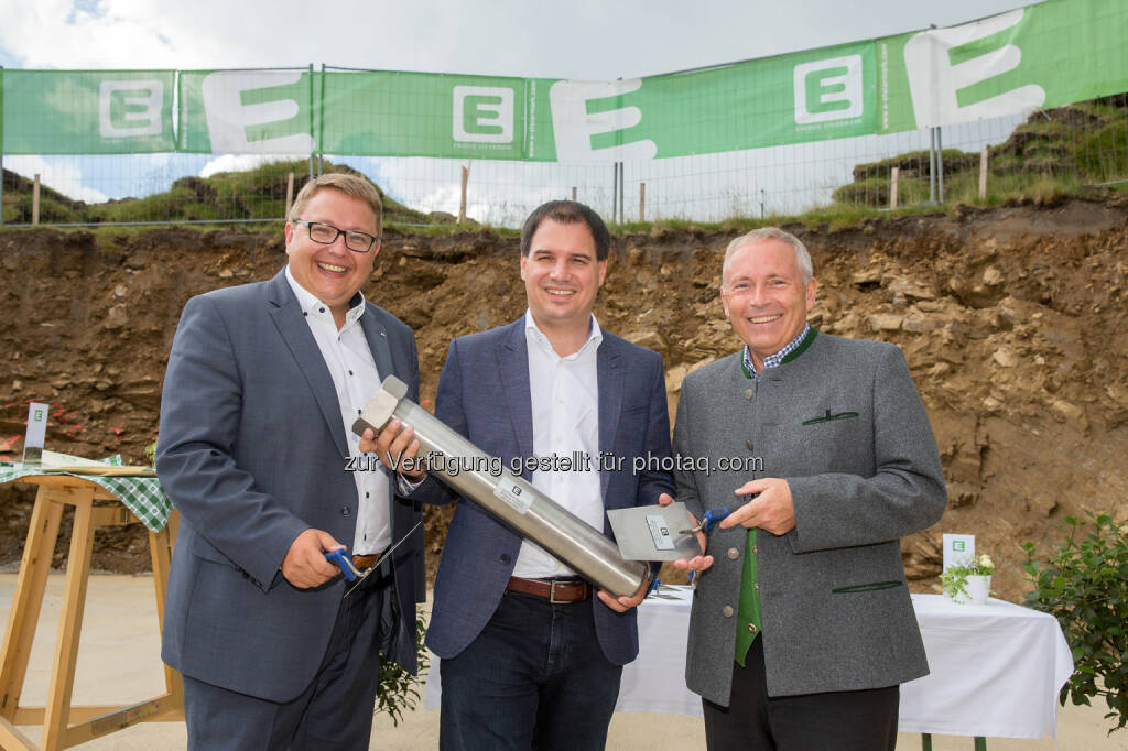 Martin Graf (Vorstandsdirektor), Michael Schickhofer (LH-Stv. Stmk.), Christian Purrer (Vorstandssprecher) : Energie Steiermark legt Grundstein für größten Windpark im Süden Österreichs : Fotocredit: Energie Steiermark/Edi Aldrian, © Aussendung (20.07.2016) 