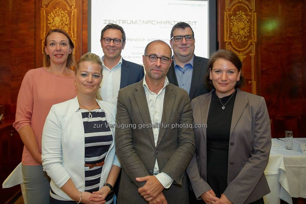 Christina Matzka (meinungsraum.at), Elisabeth Forstreiter (Forstreiter Consulting, Leiterin Fachbereich „Leadership & Human Resources“ im ZFN), Michael Bauer-Leeb (Nachhaltigkeitsexperte, GF Weitsicht – Büro für zukunftsfähige Wirtschaft), Markus Bürger (Vorsitzender „Zentrum für Nachhaltigkeit“), Jürgen H. Gangoly (GF The Skills Group, Leiter Fachbereich „Strategy & Communications“ im ZFN), Ruth Williams (Leitung CSR & Unternehmenskooperationen Caritas Österreich, Leiterin Fachbereich „Civil Society & Cooperations“ im ZFN) : Neues „Zentrum für Nachhaltigkeit“ vernetzt Unternehmen, Institutionen und Wissenschaft : Fotocredit: Zentrum für Nachhaltigkeit/APA-Fotoservice/Preiss, © Aussender (21.07.2016) 