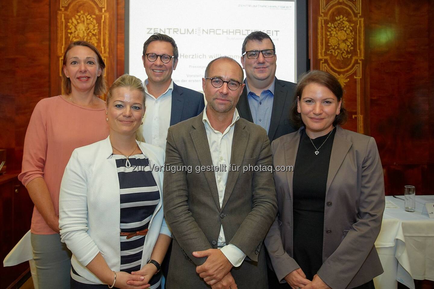 Christina Matzka (meinungsraum.at), Elisabeth Forstreiter (Forstreiter Consulting, Leiterin Fachbereich „Leadership & Human Resources“ im ZFN), Michael Bauer-Leeb (Nachhaltigkeitsexperte, GF Weitsicht – Büro für zukunftsfähige Wirtschaft), Markus Bürger (Vorsitzender „Zentrum für Nachhaltigkeit“), Jürgen H. Gangoly (GF The Skills Group, Leiter Fachbereich „Strategy & Communications“ im ZFN), Ruth Williams (Leitung CSR & Unternehmenskooperationen Caritas Österreich, Leiterin Fachbereich „Civil Society & Cooperations“ im ZFN) : Neues „Zentrum für Nachhaltigkeit“ vernetzt Unternehmen, Institutionen und Wissenschaft : Fotocredit: Zentrum für Nachhaltigkeit/APA-Fotoservice/Preiss