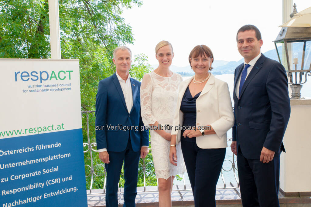 Michael Stattmann (Wirtschaftskammer Kärnten), Daniela Knieling (respACT), Herta Stockbauer (BKS Bank), Peter Umundum (Österreichische Post AG) : Kärntner Unternehmen engagieren sich für den Klimaschutz : Fotocredit: respACT/Schwarzinger, © Aussender (21.07.2016) 