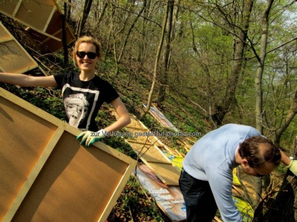 Auf der Suche nach Dreickecks-Plakatständern mit Claudia Gamon von den JuLis http://www.hippiecapitalist.at/?p=738, © Julis (22.04.2013) 