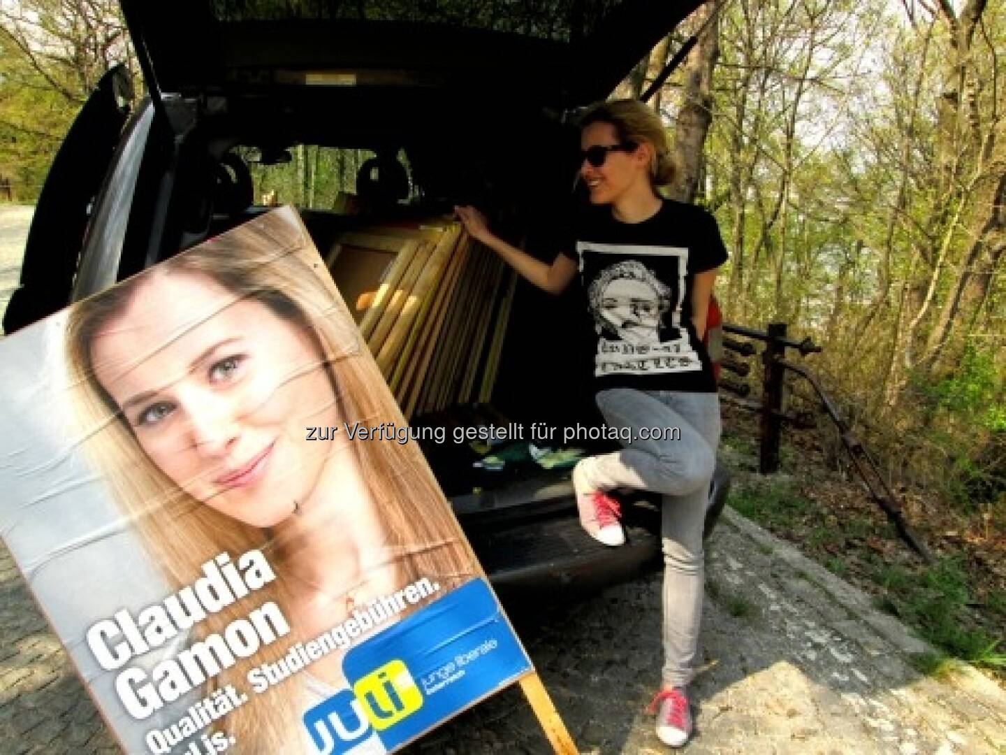 Auf der Suche nach Dreickecks-Plakatständern mit Claudia Gamon von den JuLis http://www.hippiecapitalist.at/?p=738