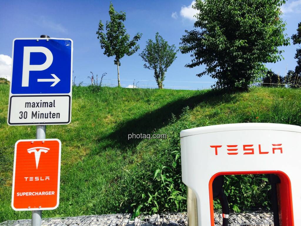 Tesla, Parkplatz, Supercharger, Tanken, © Josef Chladek/photaq.com (25.07.2016) 