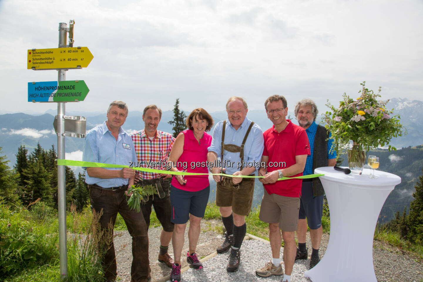 Stefan Putz (Schmitten Gastronomie-Leiter), Alfred Bürki (Sonnkogel Restaurant-Leiter und Mitinitiator des Kräuterwanderwegs), Barbara Haider (Kräuterexpertin), Erich Egger (Schmitten Vorstand), Andi Wimmreuter (Vize Bürgermeister Zell am See), Hans Haider (Kräuterexperte) : Eröffnung des Kräuterwanderweges „Kraut & Ruam“ : Fotocredit: Schmittenhöhebahn/Faistauer Photography