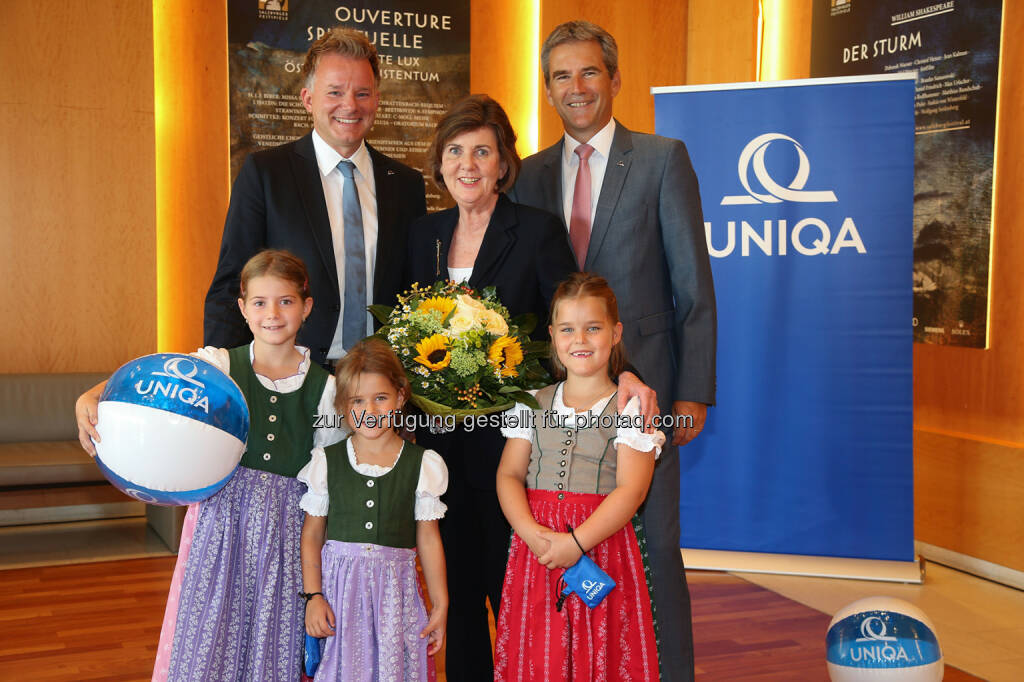 Peter Humer (VD Uniqa), Helga Rabl-Stadler (Präsidentin der Salzburger Festspiele), Hartwig Löger (GD Uniqa) mit den Cousinen Leonie, Celina, Malene : Uniqa Österreich ist Partner für das Kinder- und Jugendprogramm der Salzburger Festspiele : Fotocredit: Copyright by: Franz Neumayr, 5201 Seekirchen, © Aussender (27.07.2016) 