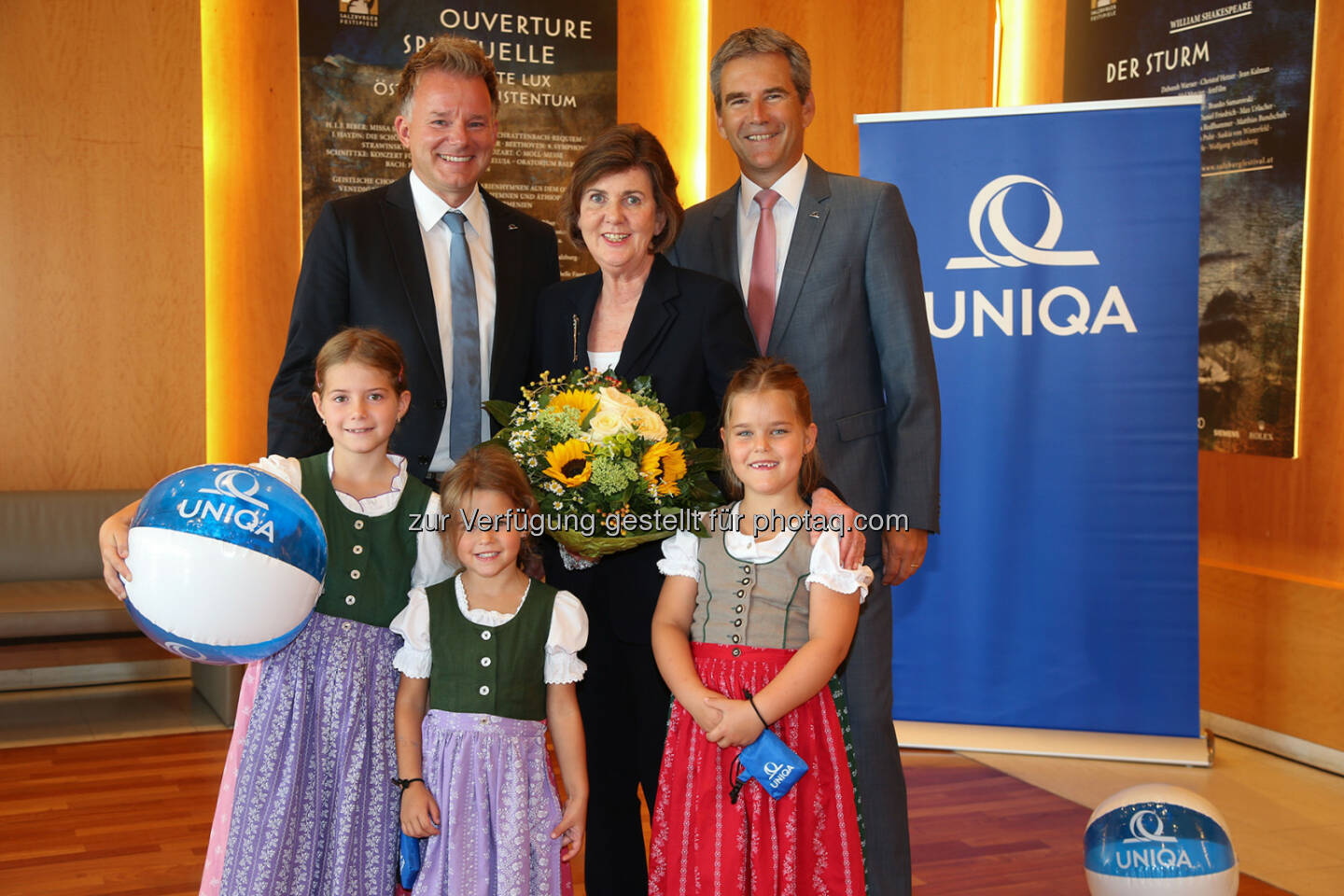 Peter Humer (VD Uniqa), Helga Rabl-Stadler (Präsidentin der Salzburger Festspiele), Hartwig Löger (GD Uniqa) mit den Cousinen Leonie, Celina, Malene : Uniqa Österreich ist Partner für das Kinder- und Jugendprogramm der Salzburger Festspiele : Fotocredit: Copyright by: Franz Neumayr, 5201 Seekirchen