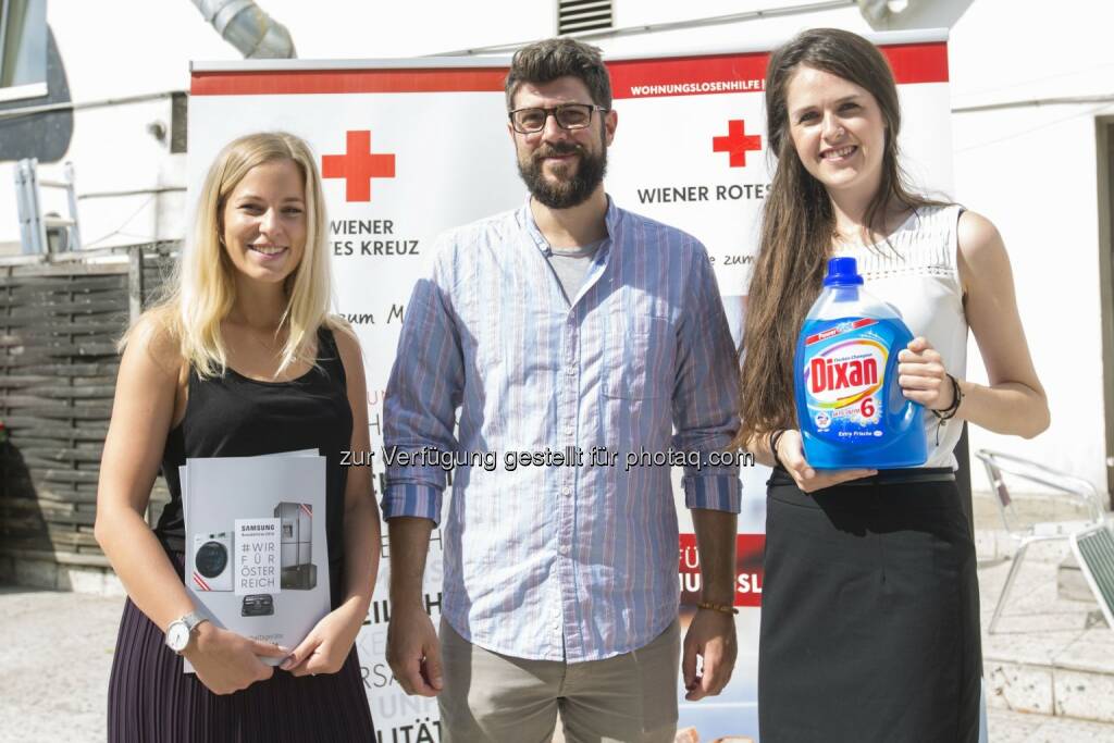 Karina Maierhofer (Specialist Marketing Home Appliance Samsung), Christian Pichler (Projektleiter Iwora), Viktoria Gabriel (Brandmanager Laundry & Home Care Österreich Henkel CEE) : Waschmittel für 27.000 Euro und eine Samsung-Waschmaschine für Flüchtlingsfamilien : Fotocredit: WRK/H. Kellner , © Aussender (28.07.2016)