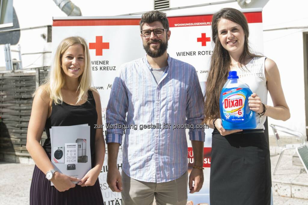 Karina Maierhofer (Specialist Marketing Home Appliance Samsung), Christian Pichler (Projektleiter Iwora), Viktoria Gabriel (Brandmanager Laundry & Home Care Österreich Henkel CEE) : Waschmittel für 27.000 Euro und eine Samsung-Waschmaschine für Flüchtlingsfamilien : Fotocredit: WRK/H. Kellner , © Aussender (28.07.2016) 