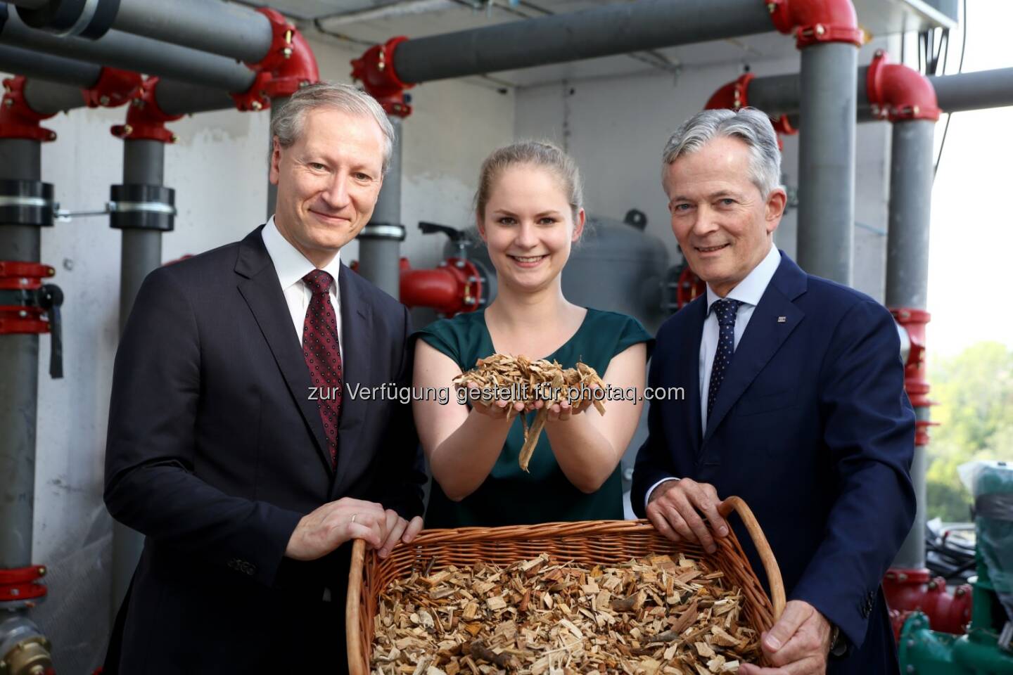 Stefan Haas (TÜV Austria-Vorstandsvorsitzender), Peter Layr (EVN-Vorstandssprecher) : TÜV Austria setzt bei neuem Bürogebäude im Businesspark Campus 21 auf Naturwärme der EVN : Fotocredit: TÜV Austria/Andreas Amsüss