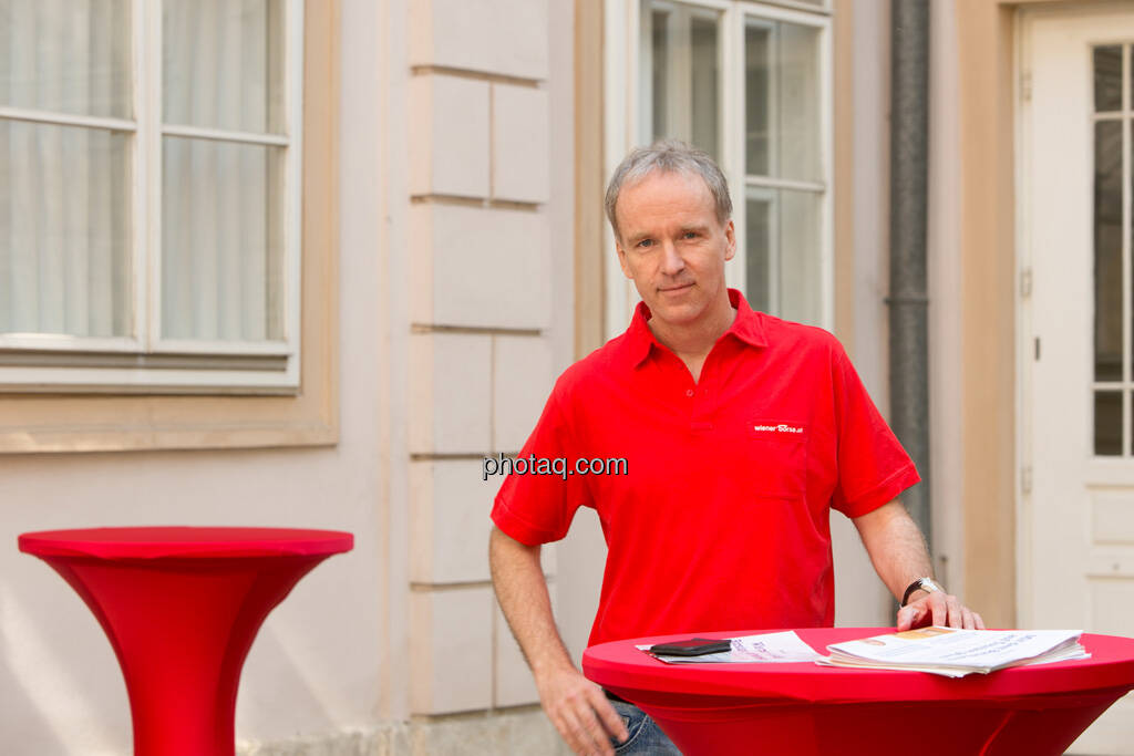 Christian Drastil im Innenhof der Wiener Börse, © finanzmarktfoto/Martina Draper (23.04.2013) 