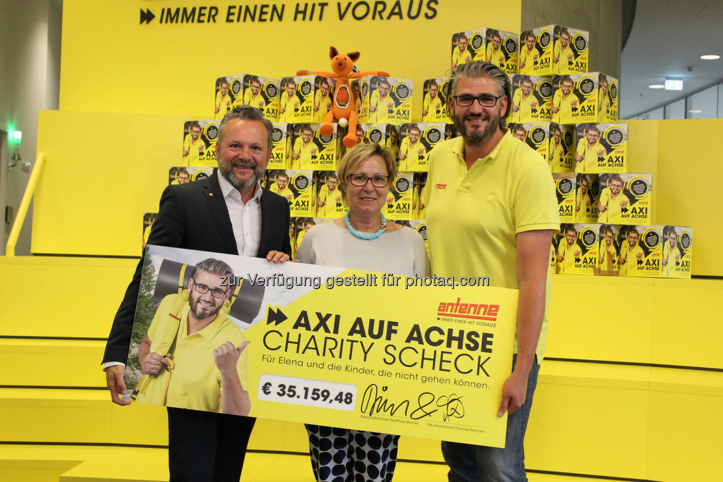 Gottfried Bichler (Antenne GF), Renate Remta-Grieshofer (Gründungspräsidentin des Vereins zur Erforschung und Förderung von Kindern mit Bewegungsstörungen), Thomas Axmann (Antenne Muntermacher) : Über 1500 Antenne-Hörer unterstützten die Charityaktion Axi auf Achse : Fotocredit: Antenne