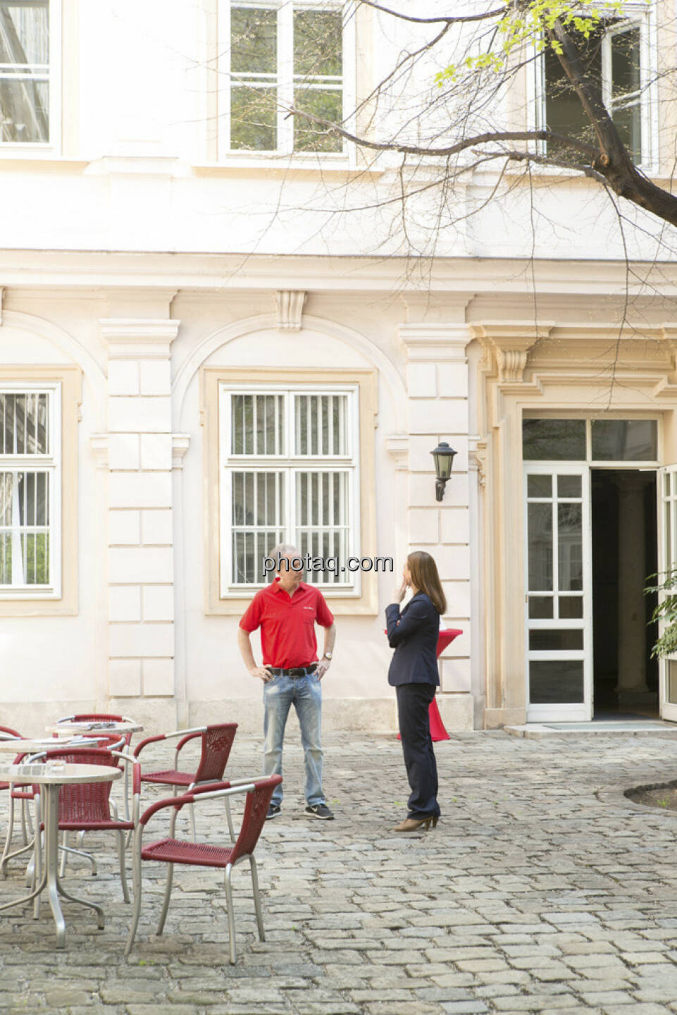 Christian Drastil, Anita Schatz im Innenhof der Wiener Börse