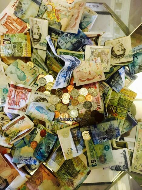 Geld, Münzen, Scheine, Pfund, Euro, © Josef Chladek/photaq.com (09.08.2016) 