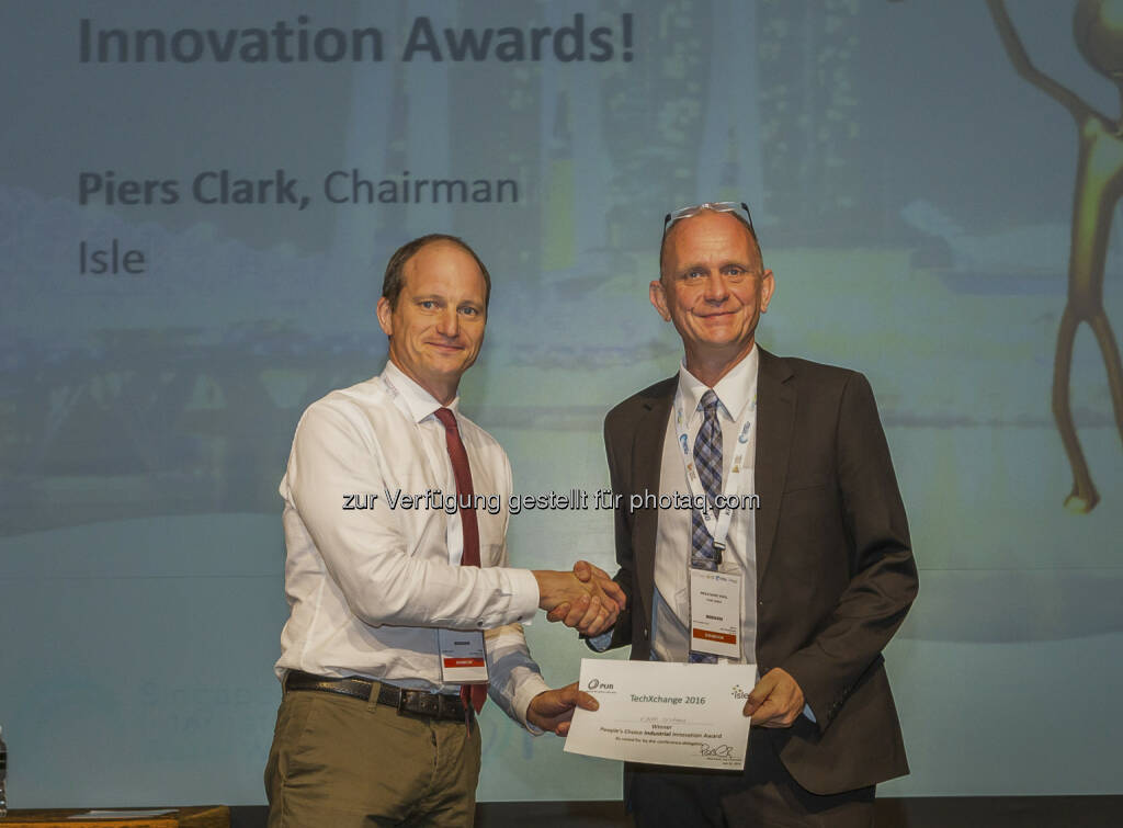 Piers Clark (Chairman of Isle Utilities), Wolfgang Vogl (VWM GmbH) : Österreichische Wasser-Innovation siegt in Singapur bei der wichtigsten Fachmesse für Wassermanagement, der Singapore International Water Week : Fotocredit © P.U.B – Singapore, © Aussendung (09.08.2016) 