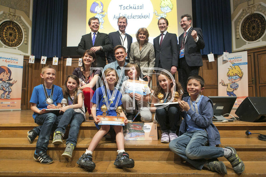 Lothar Roitner (Geschäftsführer FEEI -  Fachverband für Elektro und Elektronikindustrie und Obmann der Fachhochschule Technikum Wien), Andreas Heindl (GF/Eigentümer der Konfiserie Hendl), Gabriele Zuna-Kratky (Direktorin des TMW), Johannes Höhrhan (GF der Industriellenvereinigung Wien), Erich Huber (WK Wien), Katharina Sigl (Festo), Robert Steiner und die Sieger (Platz 1-3) des Leonardino-Contests, © Martina Draper für Festo (23.04.2013) 