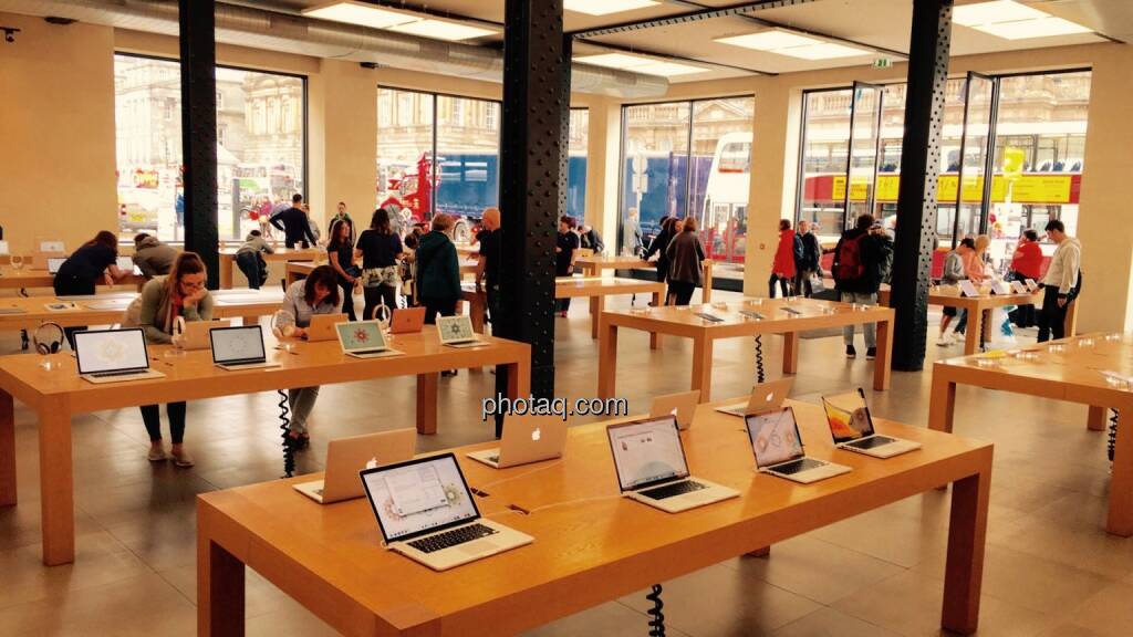 Apple Flagship Store Edinburgh, Notebooks, © Josef Chladek/photaq.com (13.08.2016) 