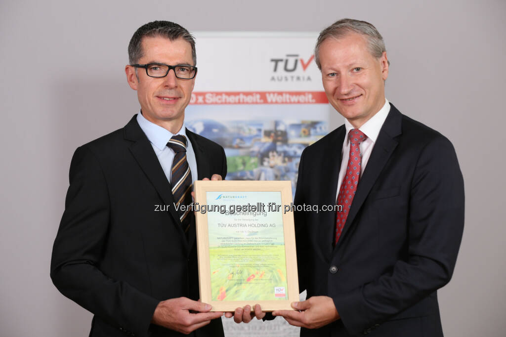 Leopold Wanzenböck (Naturkraft-GF), Stefan Haas (CEO der TÜV Austria-Gruppe) : TÜV Austria prüft Ökostrom von Naturkraft : Fotocredit: TÜV Austria , © Aussendung (18.08.2016) 