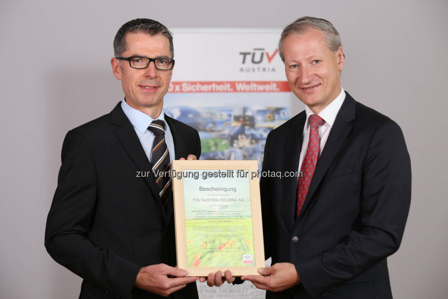 Leopold Wanzenböck (Naturkraft-GF), Stefan Haas (CEO der TÜV Austria-Gruppe) : TÜV Austria prüft Ökostrom von Naturkraft : Fotocredit: TÜV Austria 