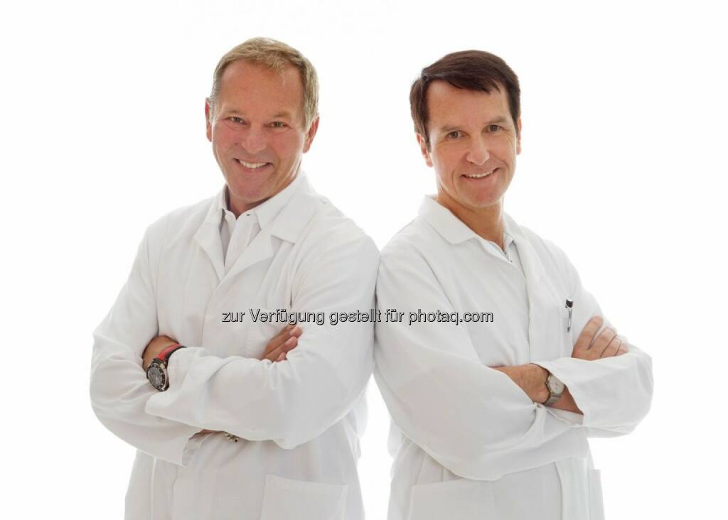 Johann Umschaden und Helmut Hoflehner (Schwarzl Klinik) : Mit der neuesten Generation der 3D Visualisierungen gewährt das Ärzteteam der Schwarzl Klinik Patienten einen Blick in die Zukunft : Fotocredit: Paul Dahan, © Aussender (19.08.2016) 