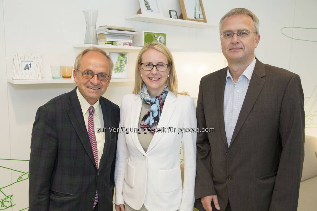 Karl Aiginger (WIFO Chef), Margarete Schramböck (A1 CEO), Michael Peneder (WIFO Studienautor) : Österreich im Wandel der Digitalisierung : WIFO Studie im Auftrag von A1 : Fotocredit: A1/APA-Fotoservice/Juhasz, © Aussender (22.08.2016) 