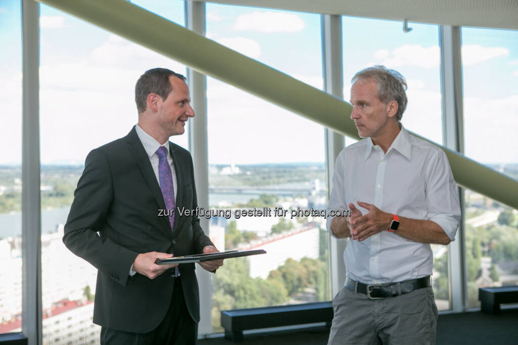 Bernhard Heneis (Investor Relations Manager OMV), Christian Drastil (BSN), © Martina Draper/photaq (24.08.2016) 