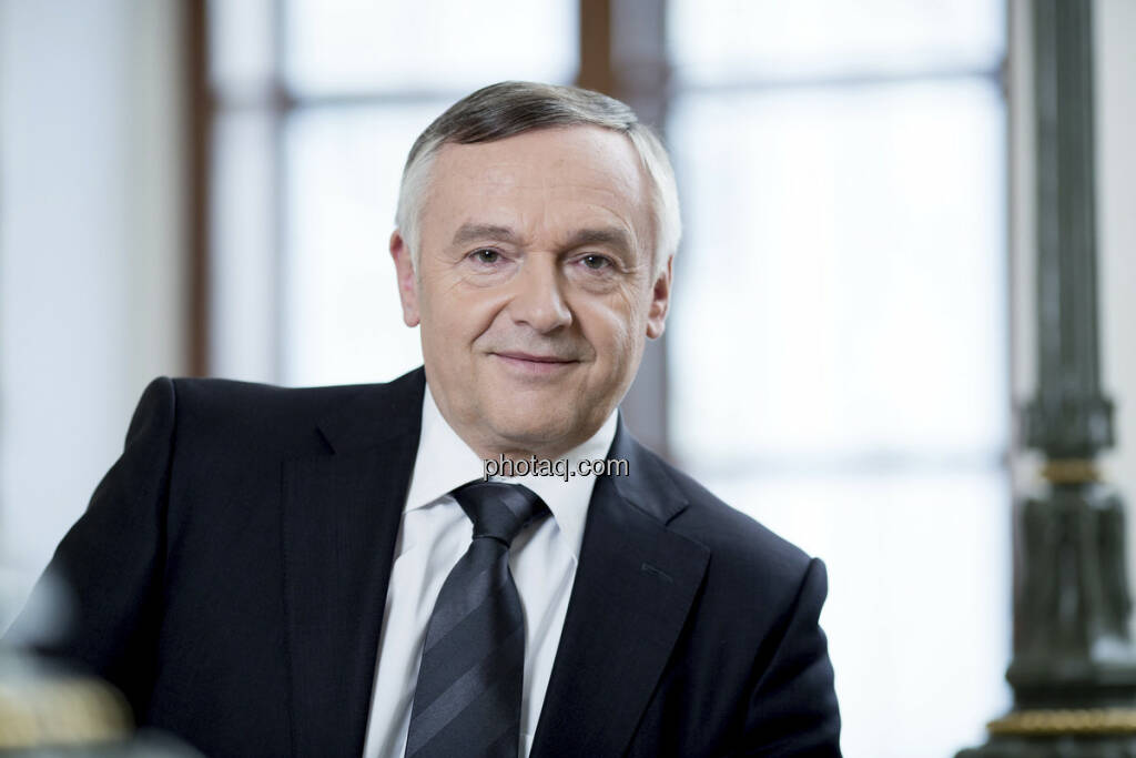 Vorstandsvorsitzender Heinz Schuster präsentiert die Geschäftsergebnisse 2012 der s Versicherung (c) Aussendung (24.04.2013)