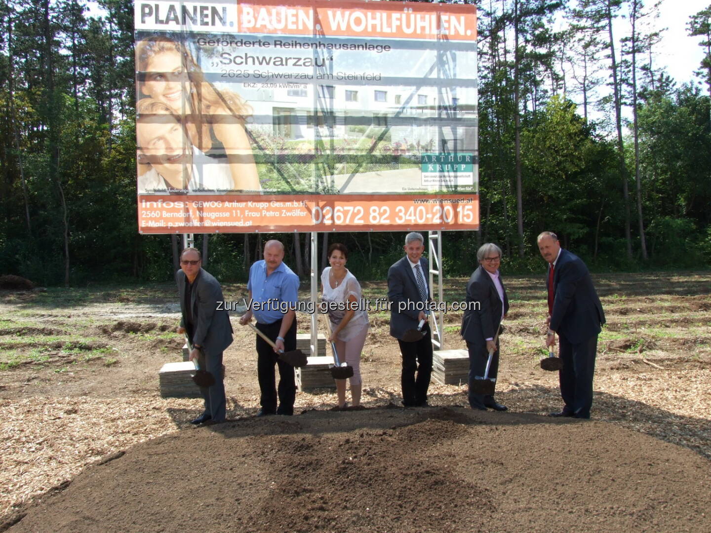 Horst Eisenmenger (GF Gewog Arthur Krupp), Karl Seidl (GGR), Susanna Barnert (Projektleiterin), Hermann Hauer (LAbg.), Friedrich Klocker (GF Gewog Arthur Krupp), Günter Wolf (Bgm. Schwarzau) : Gewog Arthur Krupp GesmbH : Spatenstich in Schwarzau am Steinfeld : Baubeginn für 12 geförderte Reihenhäuser in Schwarzau am Steinfeld : Fotocredit: Gewog Arthur Krupp/Schrenk