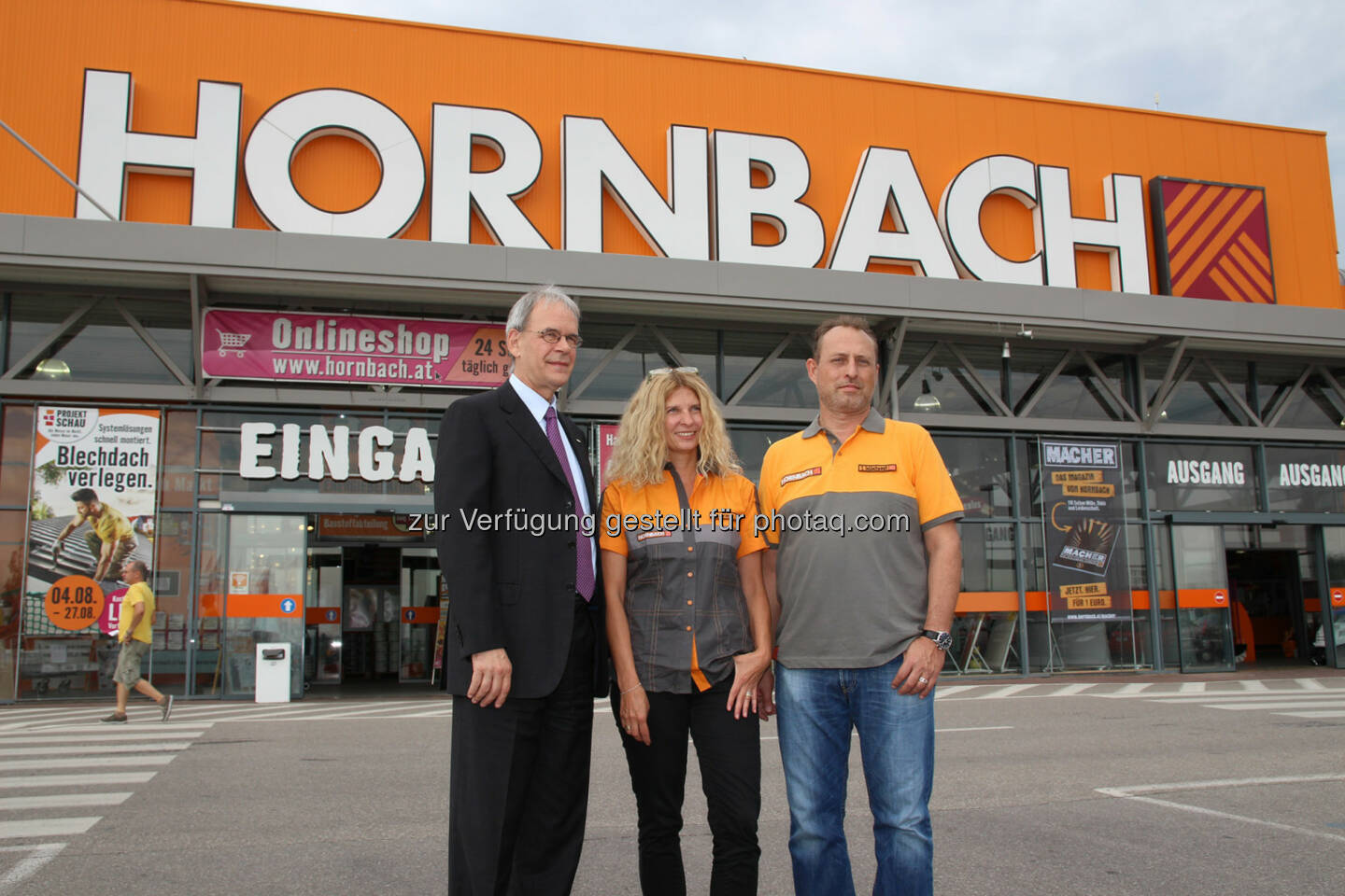 Albrecht Hornbach (Vorstandsvors. Hornbach Management AG), Alexandra Klima (GF und Einkaufsleitung Hornbach Österreich), Stefan Goldschwendt (Landesgeschäftsführer) : Hornbach-Jubiläum in Österreich : Seit 20 Jahren die Nr. 1 für Projekte : Fotocredit: Hornbach Baumarkt GmbH