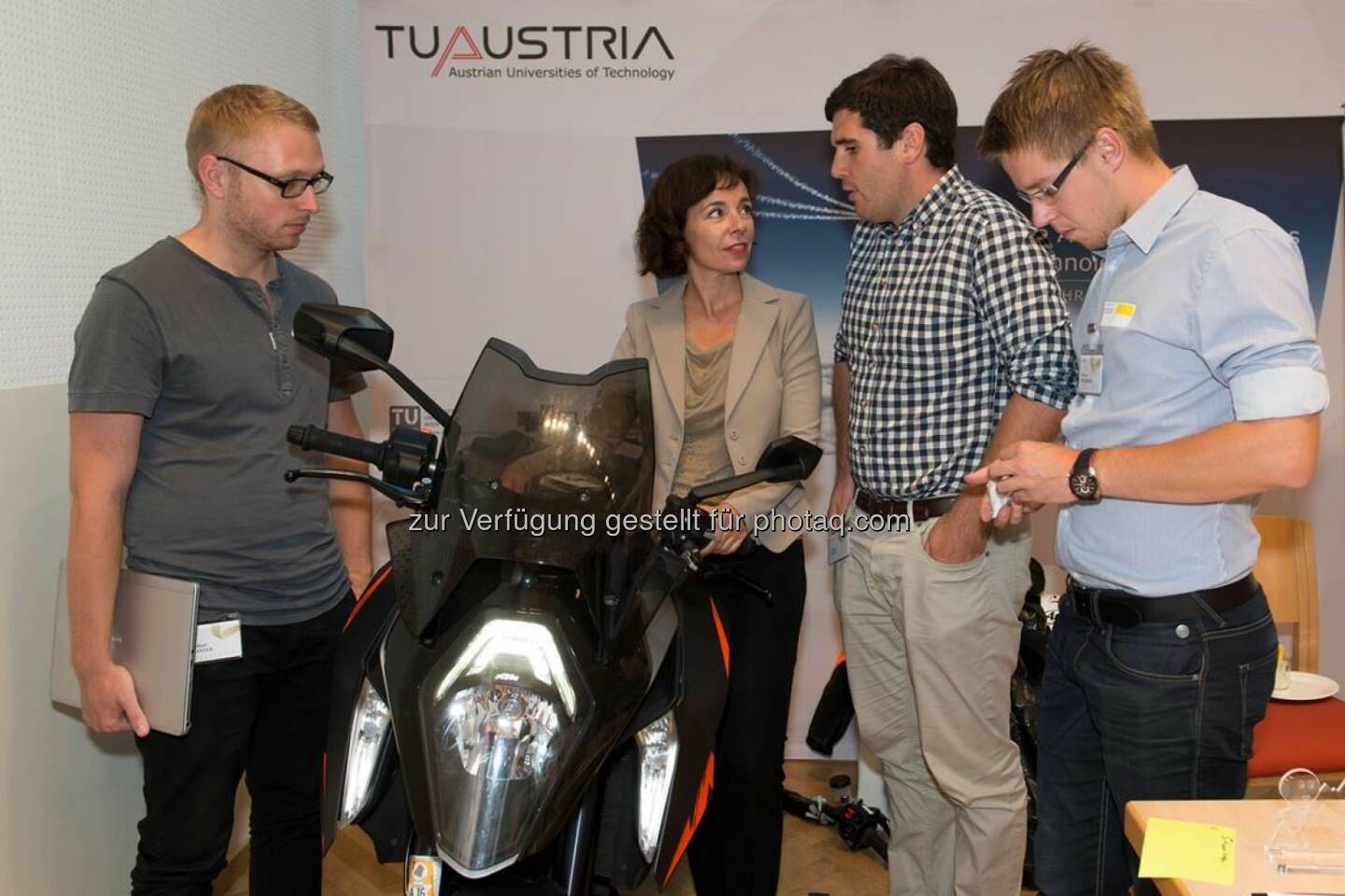 Mariana Karepova (Patentamtspräsidentin) mit Studenten : Patent-Scan beim Innovationsmarathon in Alpbach : Studentinnen und Studenten hatten 24 Stunden Zeit Lösungen für Österreichs Unternehmen zu entwickeln : Fotocredit: Österreichisches Patentamt/APA-Fotoservice/Pichler