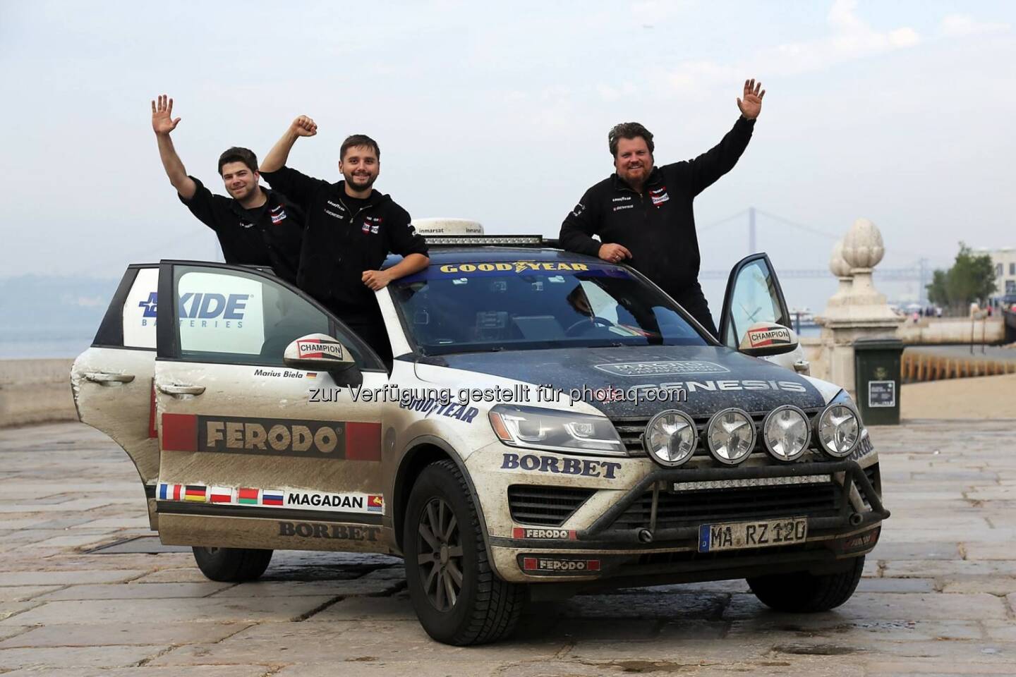 Marius Biela (Rennwagenfahrer und Kameramann), Peter Bakanov (Journalist), Rainer Zietlow (Gründer und Eigentümer von Challenge4Ageny) : Herausforderung 4 Genesis : Weltrekordversuch gemeinsam von Lukoil Lubricants und dem Fahrer Rainer Zietlow - Rallye von Magadan, Russland bis Lissabon, Portugal mit dem Motoröl „Lukoil Genesis VN“ in weniger als 8 Tagen : Fotocredit: Lukoil Lubricants Europe Oy