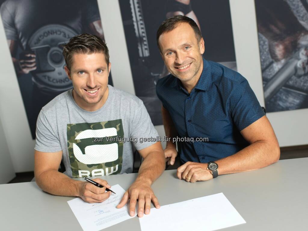 Marcel Hirscher (Ski-Gesamtweltcupsieger), Gottfried Wurpes (CEO The Fitness Company) : Marcel Hirscher ist neuer Technogym-Markenbotschafter : Fotocredit: the fitness company, © Aussendung (03.09.2016)