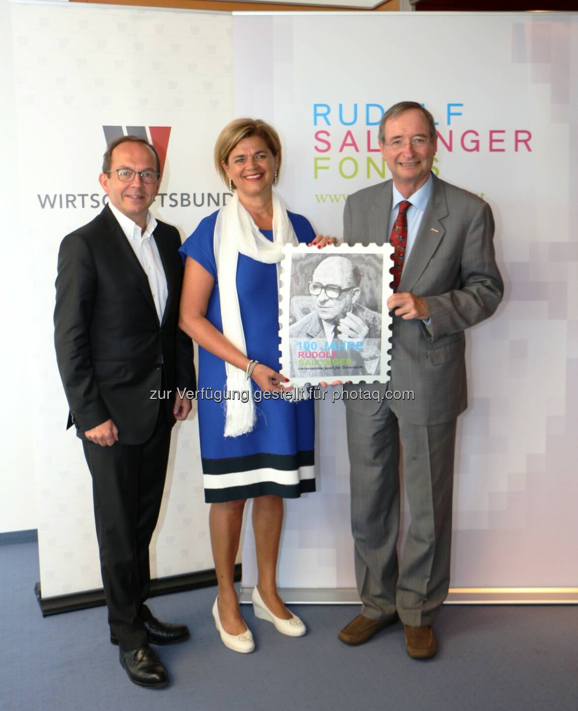 Peter Haubner (Wirtschaftsbund-Generalsekretär), Bettina Glatz-Kremsner (Vorstandsdirektorin der Österreichischen Lotterien), Christoph Leitl (Wirtschaftsbund-Präsident) : Wirtschaftsbund feiert den 100. Geburtstag von Rudolf Sallinger : Ehrenmarke 100 Jahre Rudolf Sallinger. 100 Jahre Unternehmergeist für Österreich : Fotocredit: Wirtschaftsbund Österreich